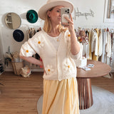 Lockere Strickjacke DAISY mit Stickereien